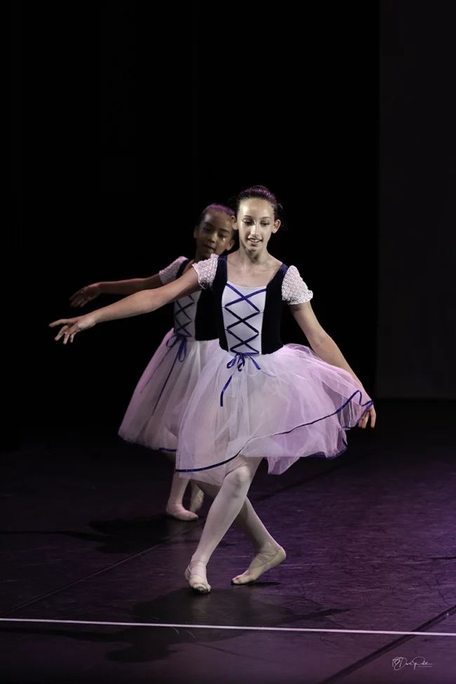 Danseuse exécutant un solo émouvant et gracieux lors du gala de danse