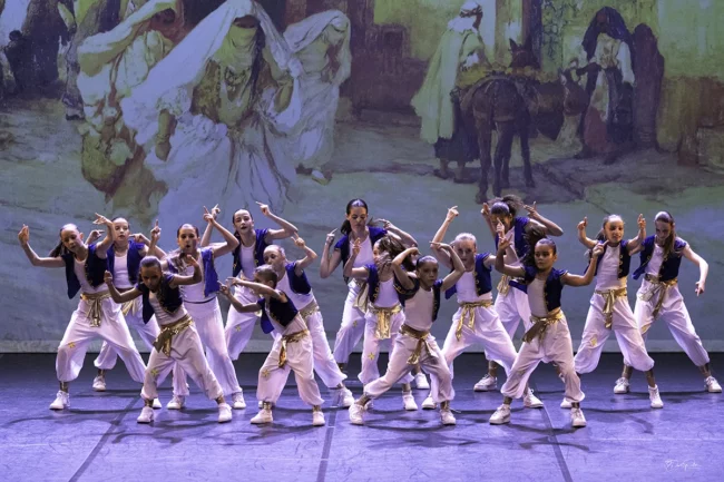 Groupe de danseurs hip-hop formation audacieuse et chorégraphie rythmée