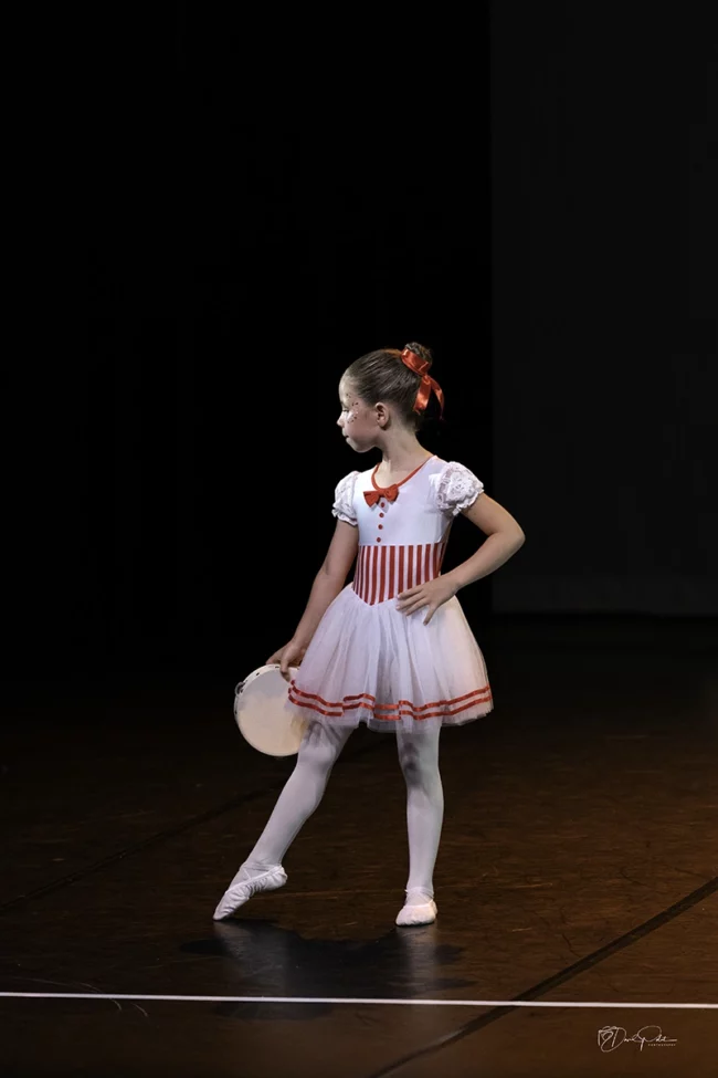 Jeune danseuse pleine d'énergie