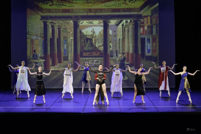 Tous les danseurs sur scène costumes colorés chorégraphie parfaite au final