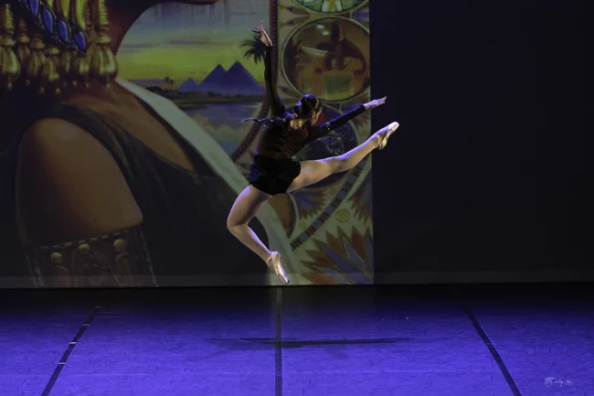 Danse élégante de Lucille Polet exprimant émotions et romantisme lors du gala