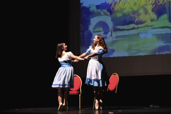 Danseuse en tenue d'Alice au pays des merveilles performance élégante