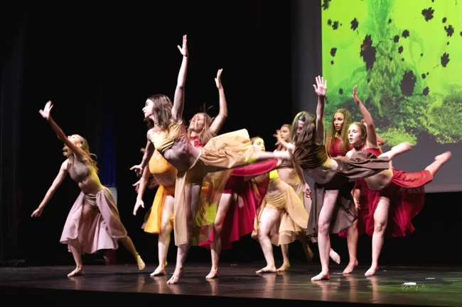 Danseuses modern jazz en costumes colorés lors du gala à Villeneuve Loubet
