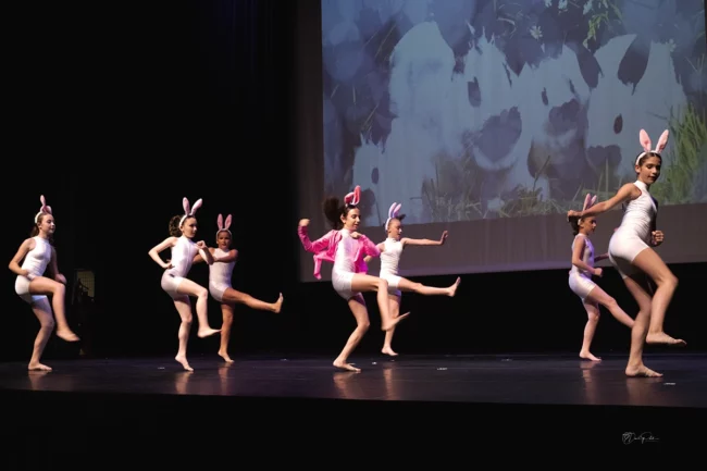 Chorégraphie modern jazz des danseuses en costumes de lapin au gala à Villeneuve Loubet