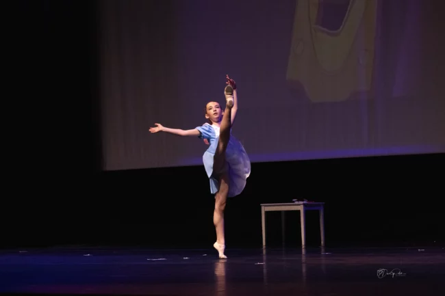 Emmy Le Vaillant interprète Alice petite dans un solo classique plein de grâce