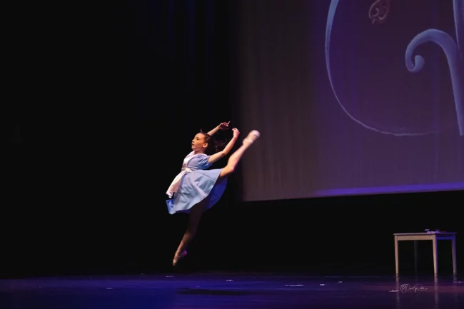 Emmy Le Vaillant incarne Alice petite dans un solo classique émouvant au gala