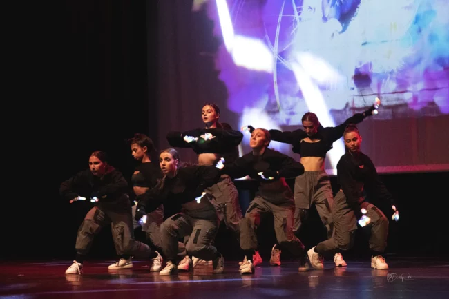 Groupe de danseuses hip hop avec une prestation dynamique qui électrise la salle