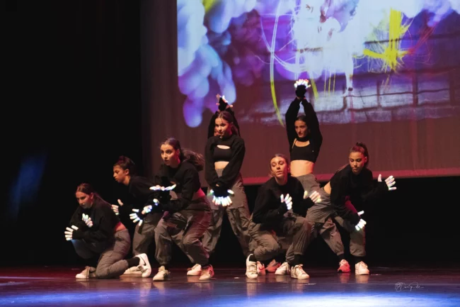 Les spectateurs réagissent avec enthousiasme à la prestation de hip hop entraînante