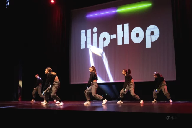 Les danseuses bougent en rythme dans une prestation énergique pleine de joie