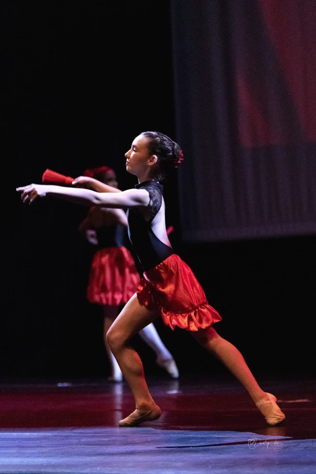 Emmy Le Vaillant interprète une danse classique élégante avec éventail rouge et noir