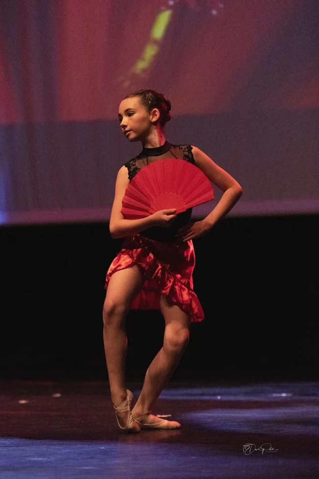 Emmy Le Vaillant danse en solo classique en costume rouge et noir