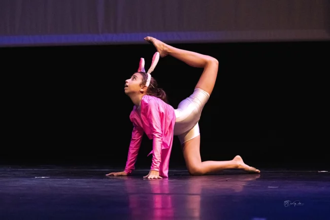 Danseuse modern jazz en costume de lapin exécutant un solo sur scène