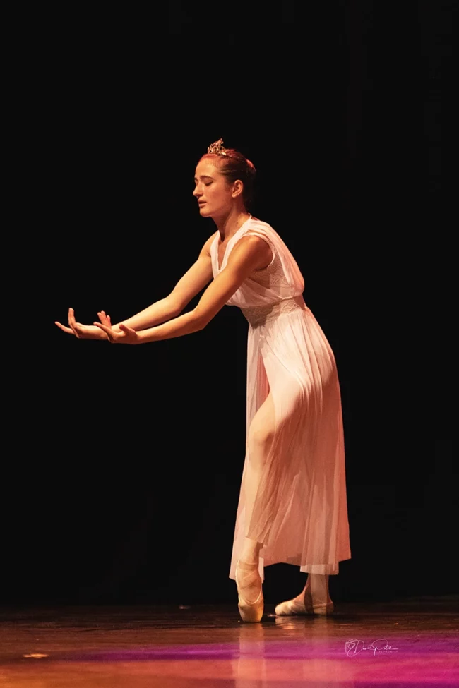 Solo de danse classique exécuté avec élégance dans un costume blanc majestueux