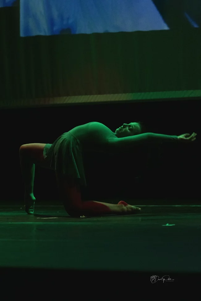 Prestation modern jazz en solo avec superbes figures et éclairage vert intense