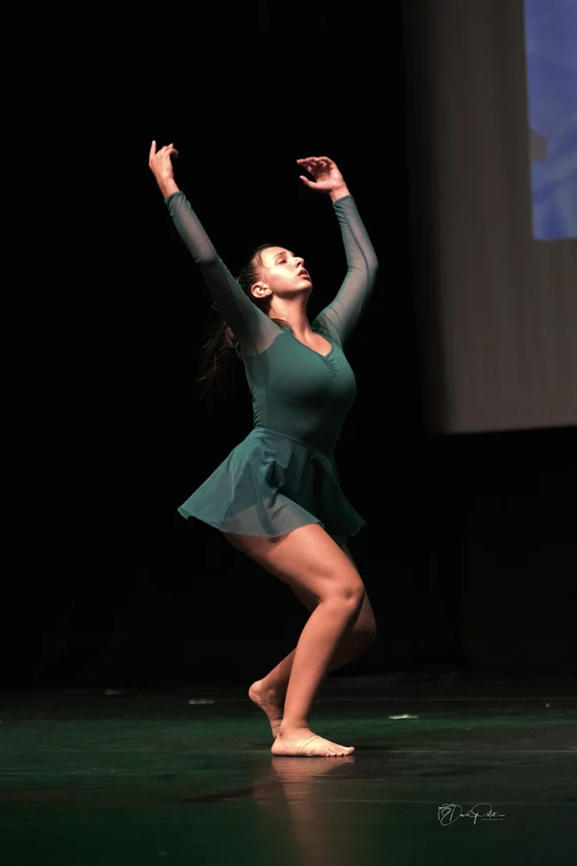 Solo de modern jazz avec lumières vertes et figures élégantes sur scène