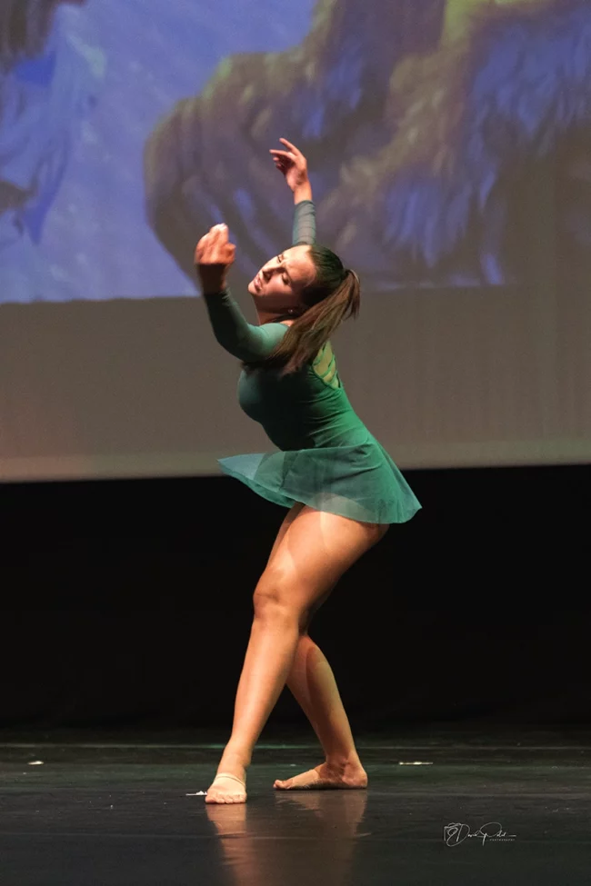 Danseuse modern jazz offrant une performance captivante avec un jeu de lumière dynamique