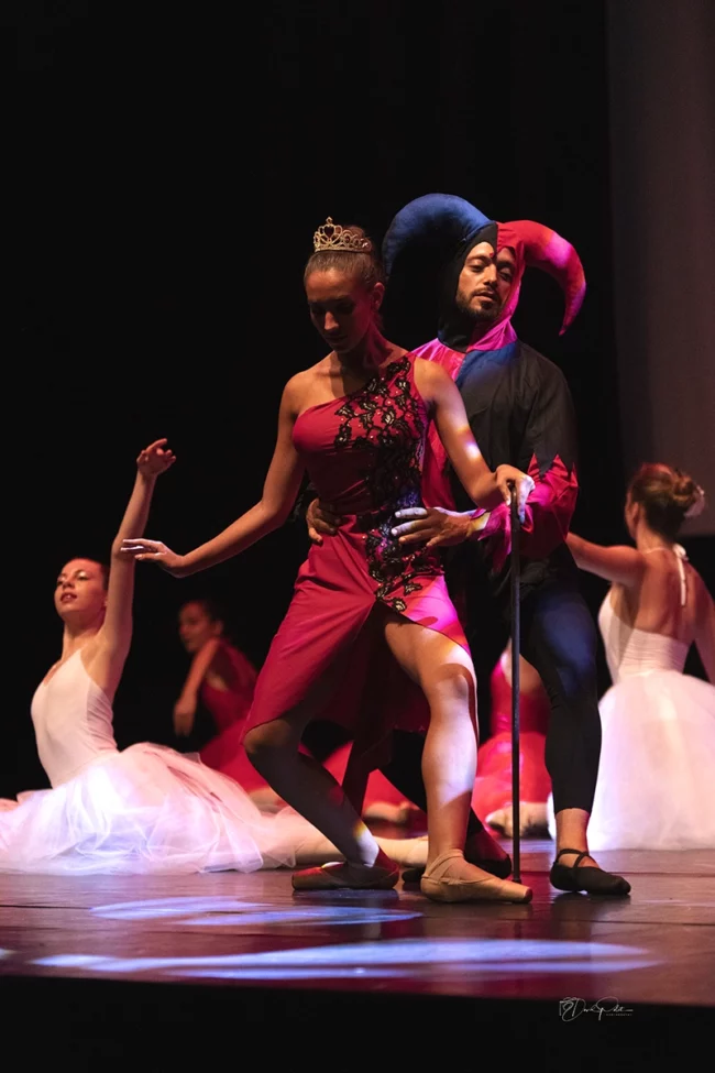 Elisa Cochet et Jonathan Gay interprètent un duo majestueux en costumes raffinés