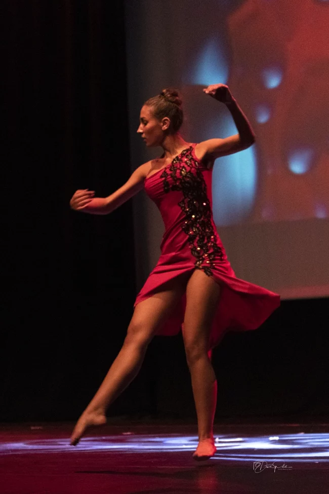 Elisa Cochet enchaîne un solo de modern jazz avec passion et grâce