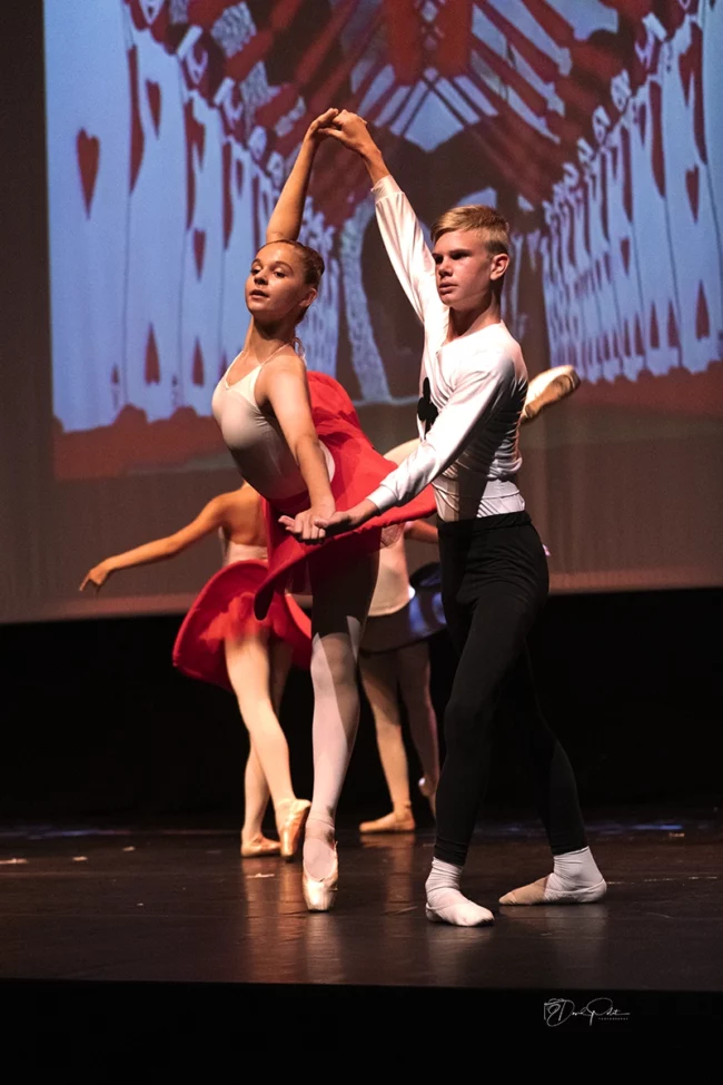 Lucille Polet dans un pas de deux captivant avec un danseur applique