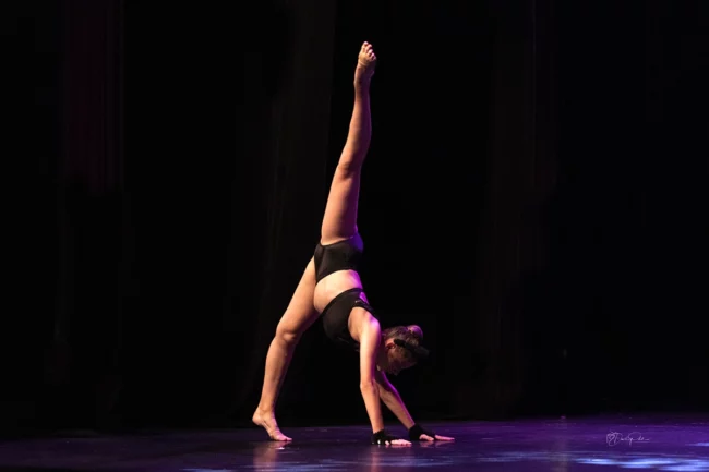 Lucille Polet dans un solo expressif de modern jazz en costume de chat