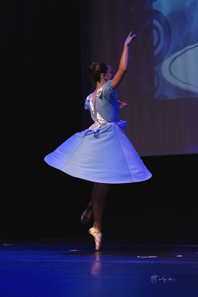 Laureline Le Goff enchaîne son solo classique avec une maîtrise parfaite des pointes