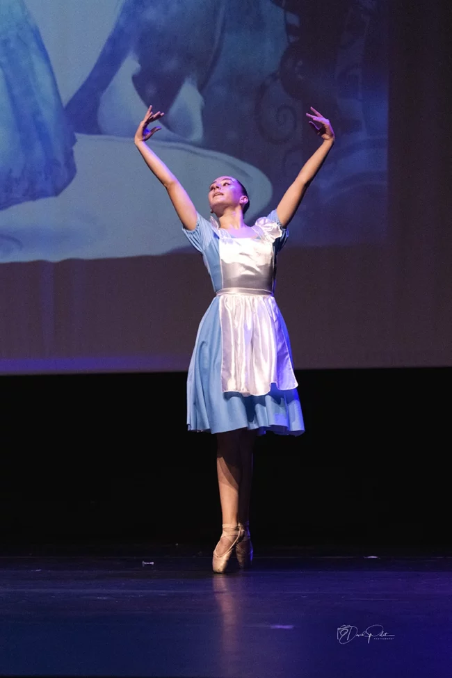 Laureline Le Goff en Alice grande s'apprête à enchaîner un solo classique