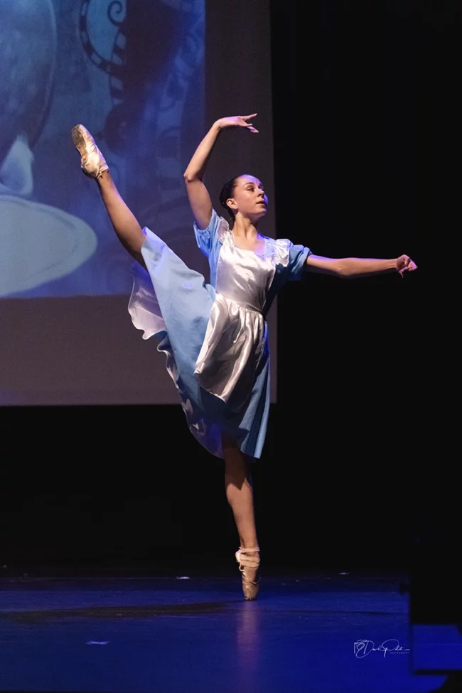 Laureline Le Goff exécute un solo sur pointes avec une technique impeccable