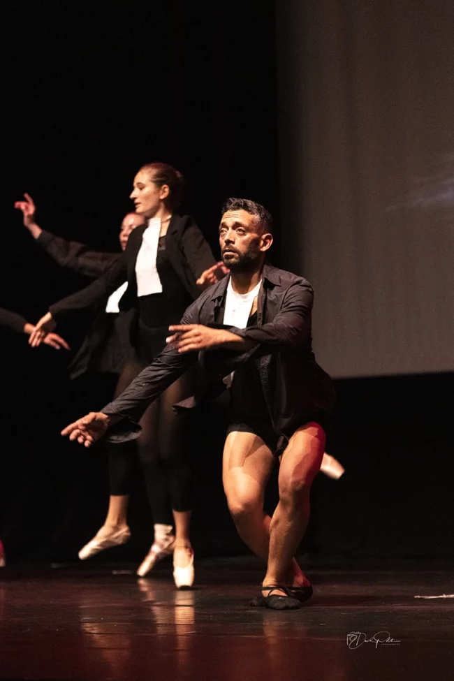 Groupe de danse classique exprimant des émotions intenses sous la direction de Jonathan Gay