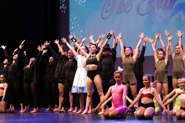 Tous les danseurs réunis autour de Lucille Polet pour le tableau final