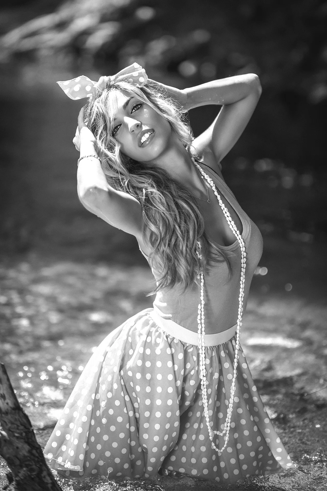 séance-portait-photographe-villeneuve-loubet-1 Photo extérieure d'une femme en jupe posant dans l'eau à Villeneuve Loubet, réalisée par David Polet, photographe à Nice.