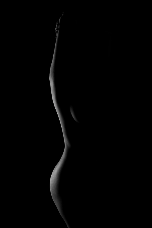 Silhouette féminine en clair-obscur, capturée par David POLET Photographe, spécialiste du shooting artistique à Nice et Villeneuve Loubet.