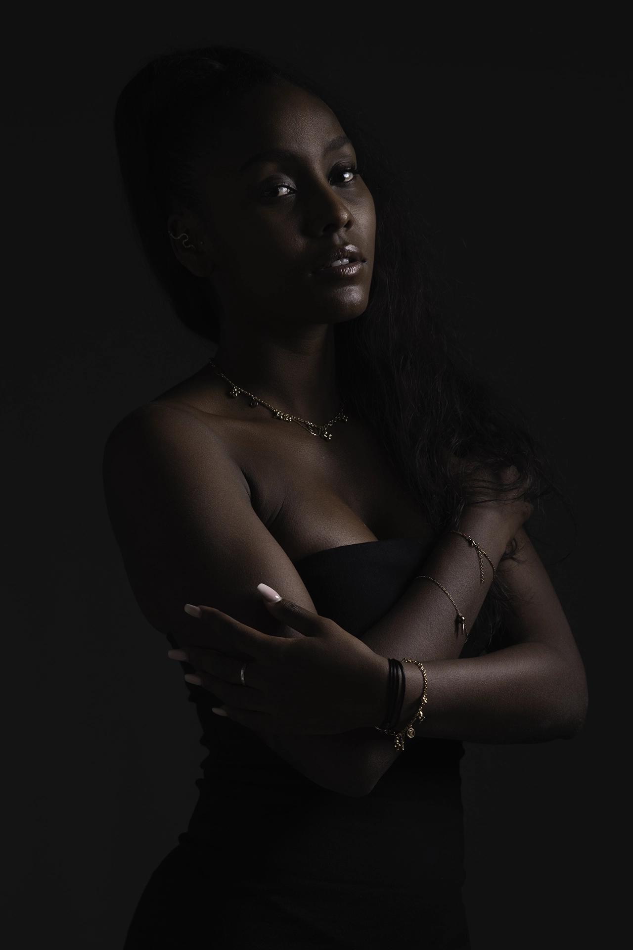 photographe-portrait-studio-villeneuve-loubet Portrait d'une femme de couleur élégante en studio, réalisé par David Polet, photographe à Villeneuve Loubet et Nice.