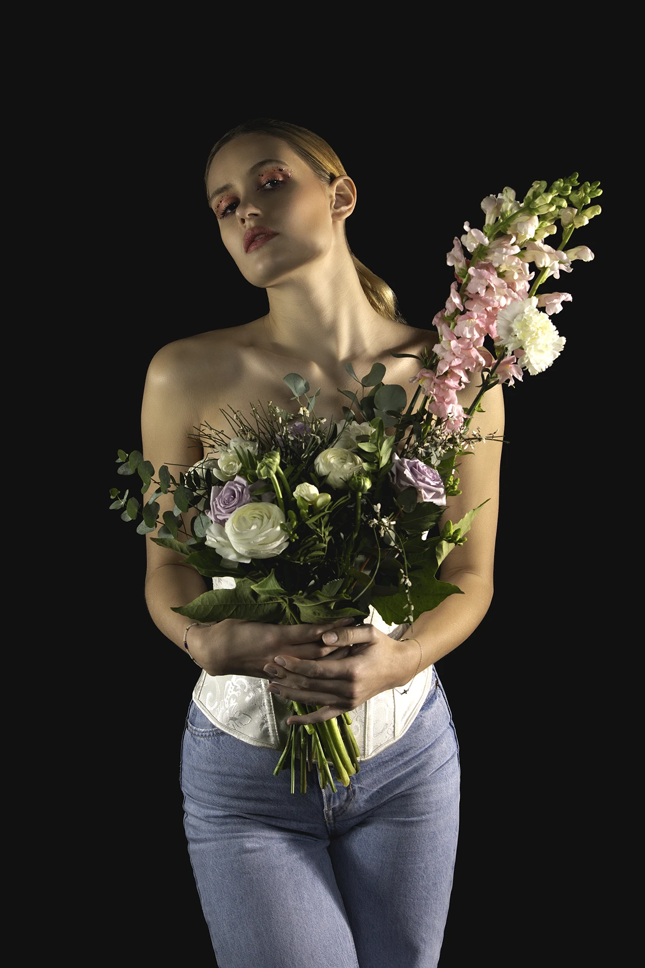 portrait-artistique-david-polet-photography Portrait de femme en bustier et jean's, tenant un bouquet de fleurs, photographie par David Polet, photographe portrait.