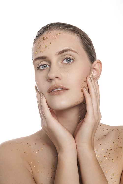 portrait-beauté-villeneuve-loubet-nice-1 Portrait féminin d'un shooting beauté avec paillettes dorées, réalisé par David POLET PHOTOGRAPHE à Villeneuve Loubet.