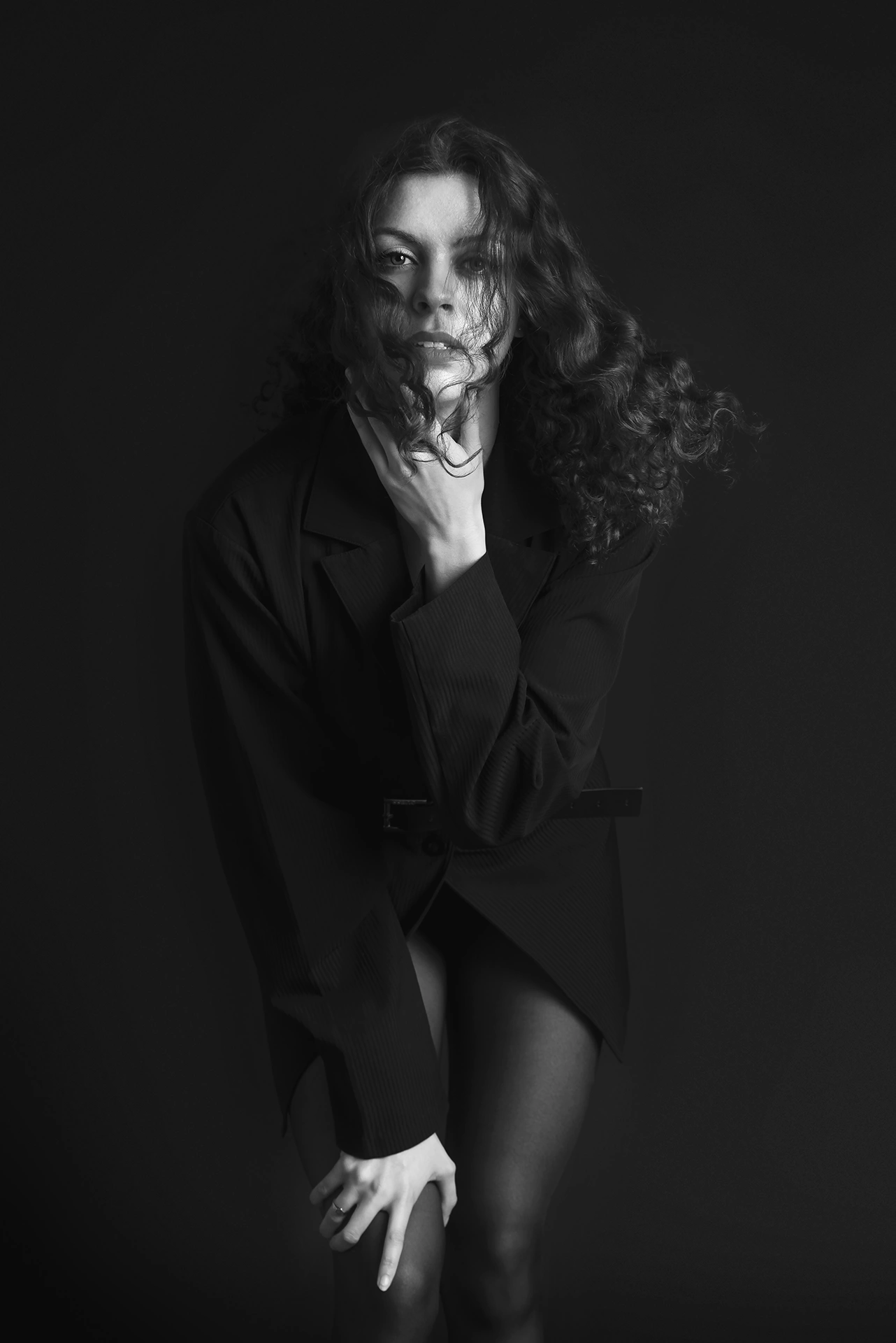 portrait-book-mannequin-david-polet-photography Book photo noir et blanc d'un mannequin en studio, posant élégamment, photographie par David Polet, photographe mode.