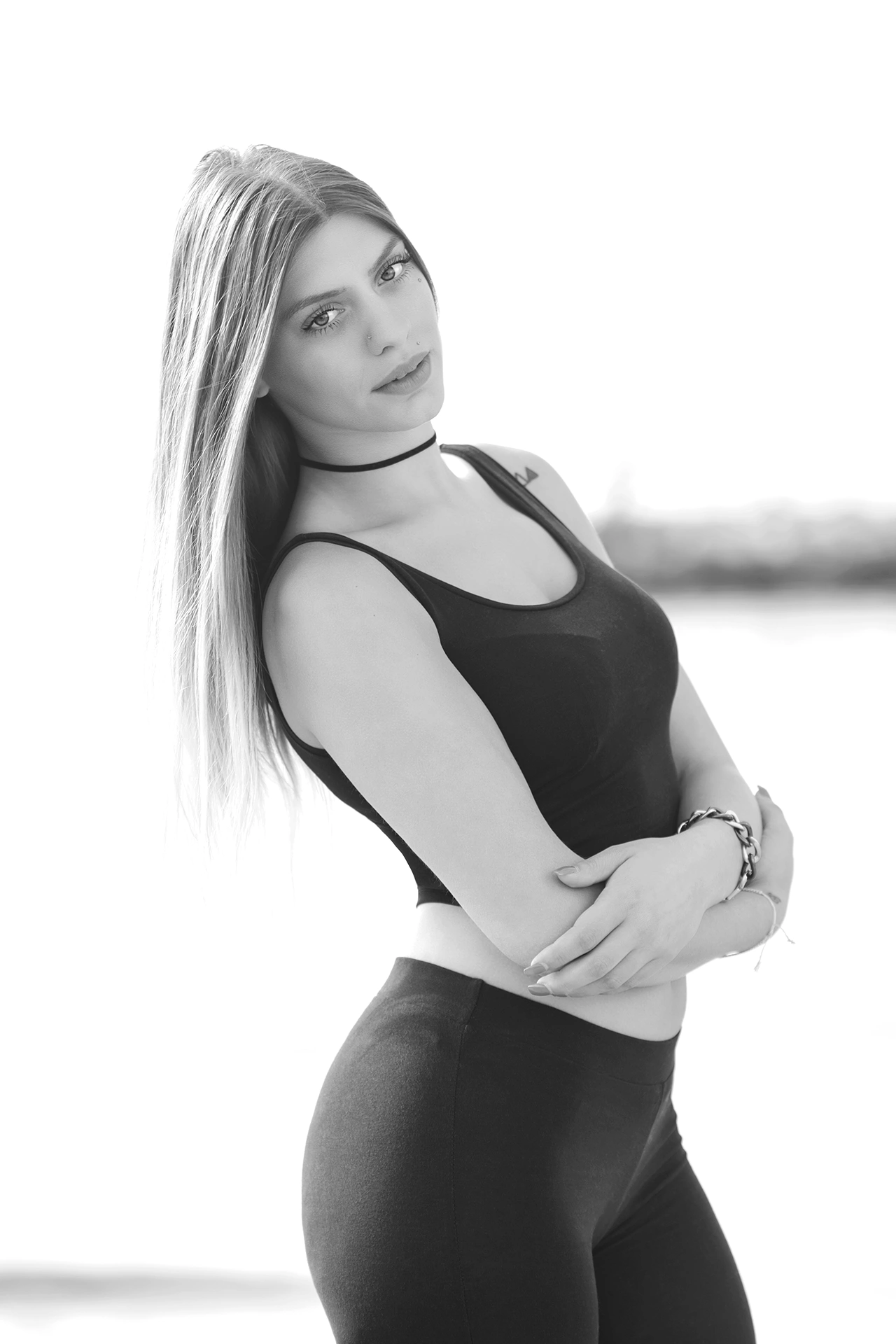 portrait-book-polas-david-polet-photography Portrait book professionnel d'une femme en legging, cheveux longs, réalisé par David Polet, photographe à Villeneuve Loubet.