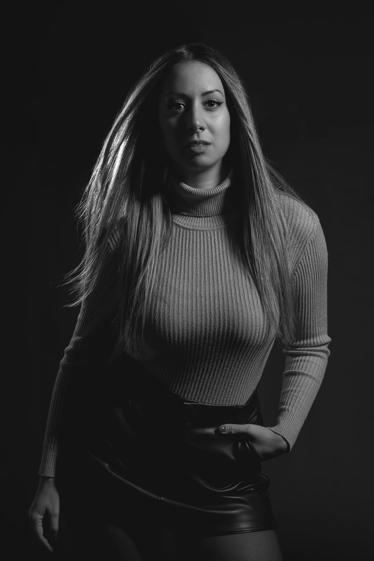 portrait-studio-nice-villeneuve-loubet Portrait noir et blanc d'une femme aux cheveux longs en studio, photographie de portrait professionnel par David Polet.
