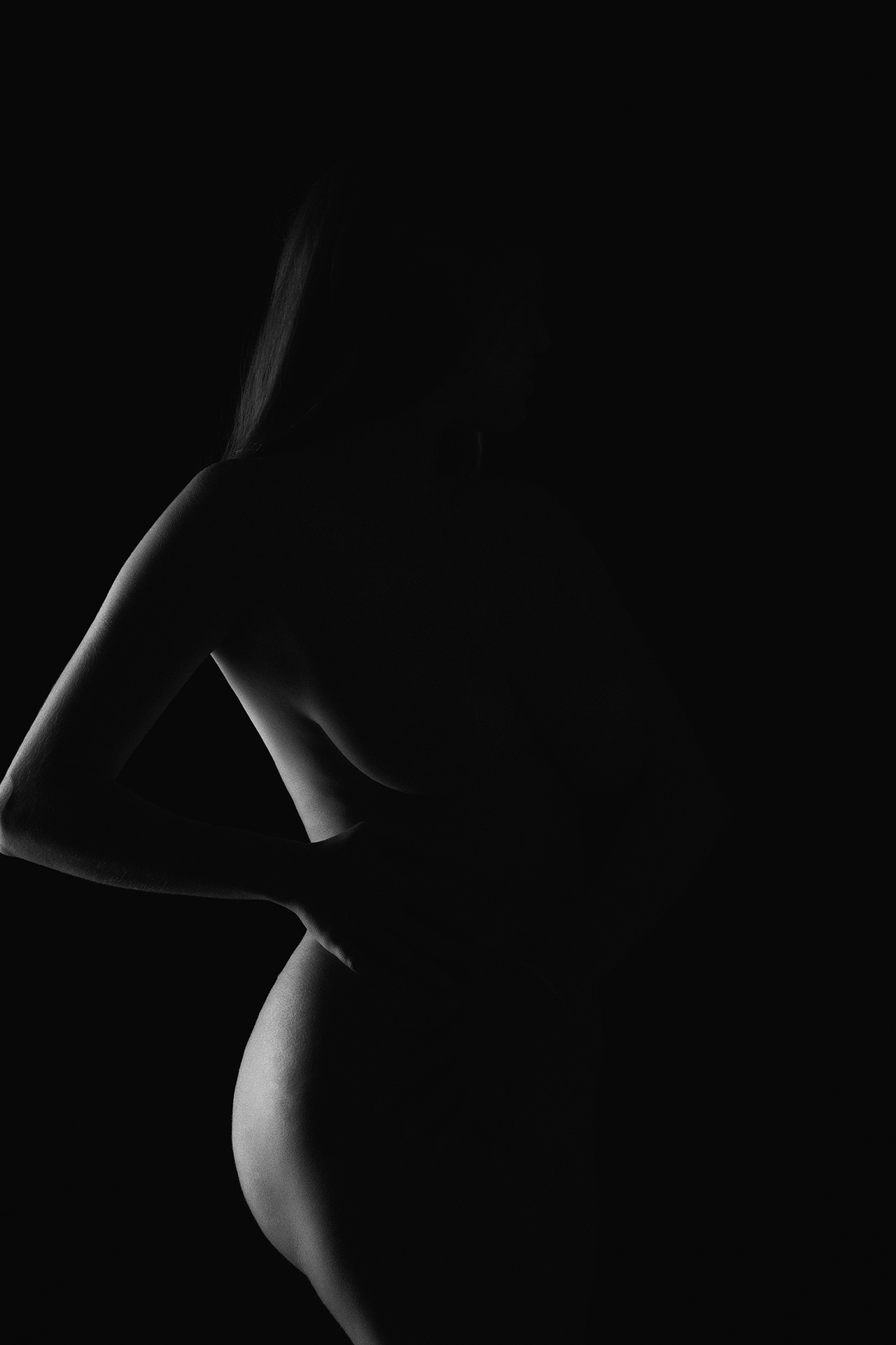 shoot-photo-nu-ar01 Silhouette féminine en clair-obscur, capturée avec élégance par David Polet Photography à Nice et Villeneuve-Loubet