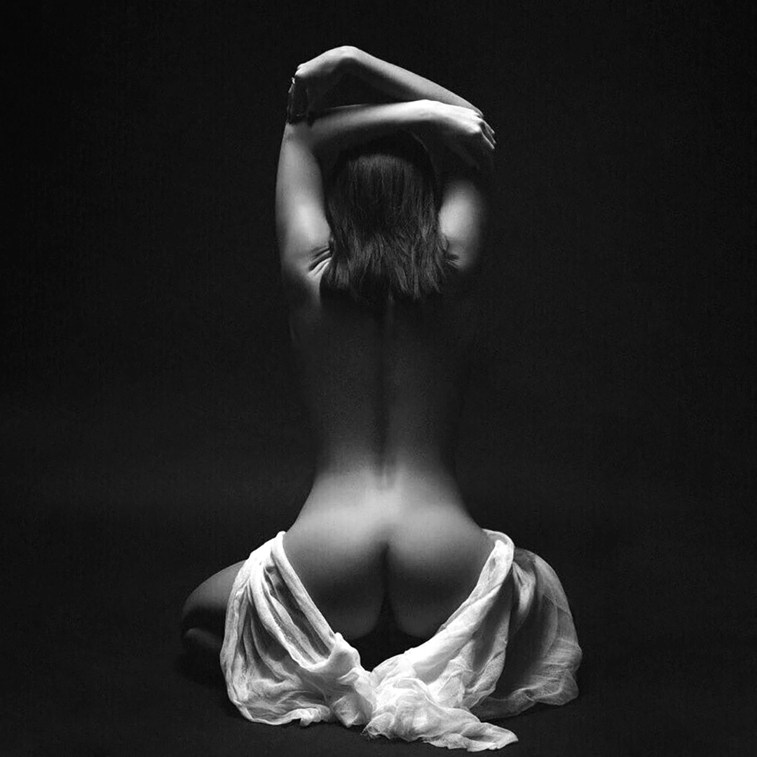 shoot-photo-nu-art-04 Femme à genoux, drap entourant ses cuisses, capturée dans une pose intime et artistique. Photographie par David Polet Photography