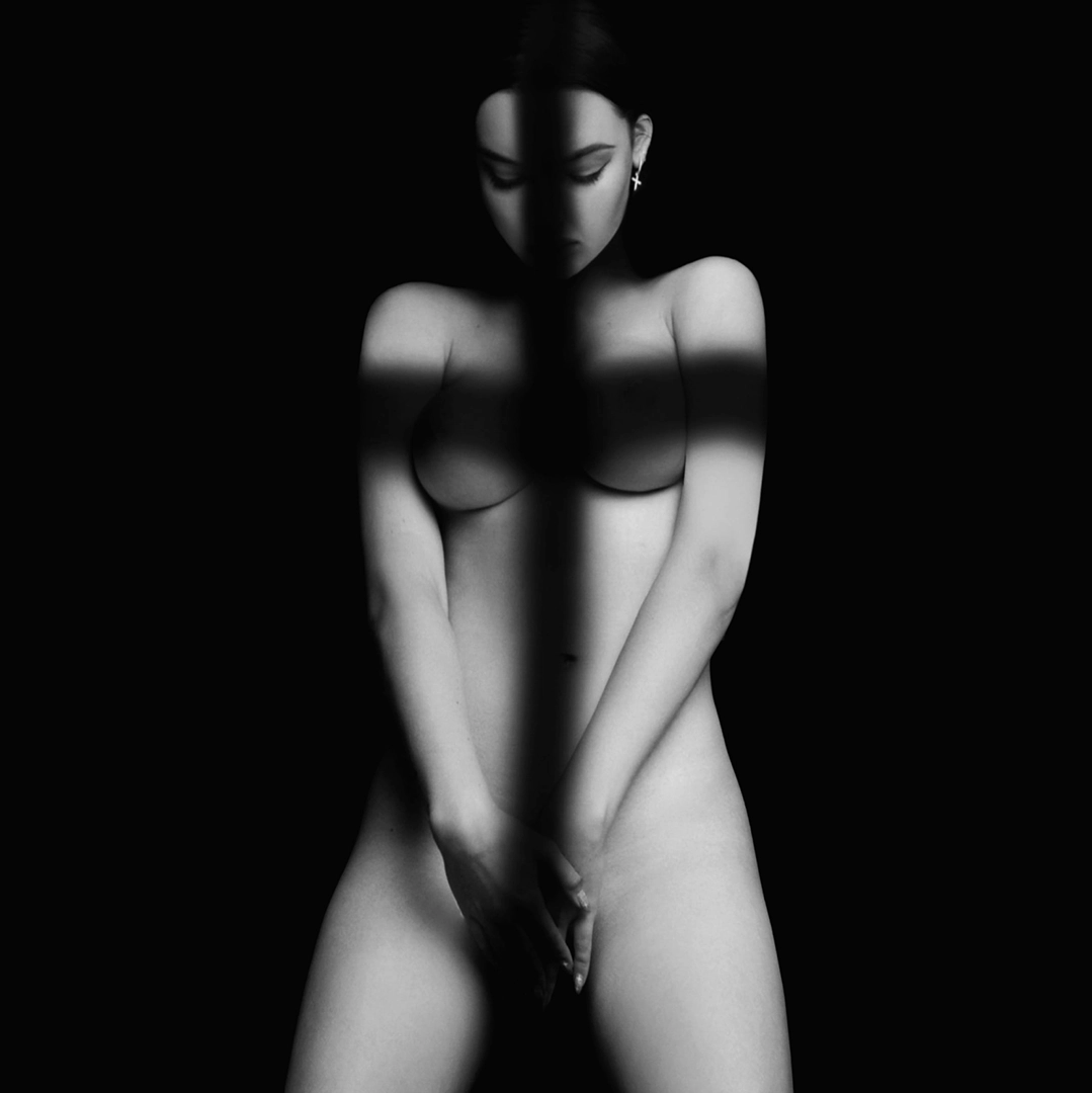 shoot-photo-nu-art-07 Nu artistique avec ombre de croix, capturé par David POLET, photographe à Nice et Villeneuve Loubet.