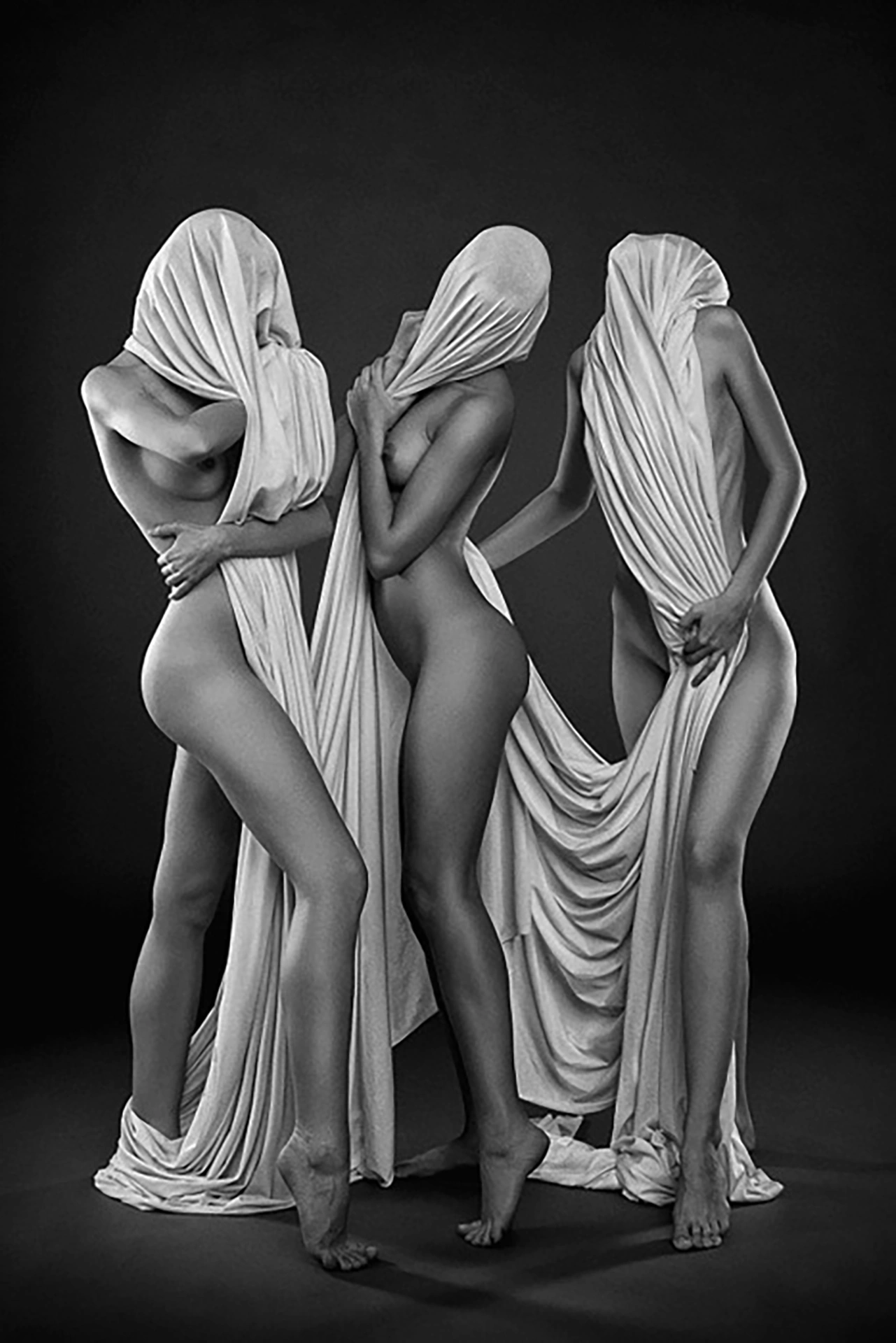 shoot-photo-nu-art-09 Trois figures féminines voilées dans une composition artistique en noir et blanc.