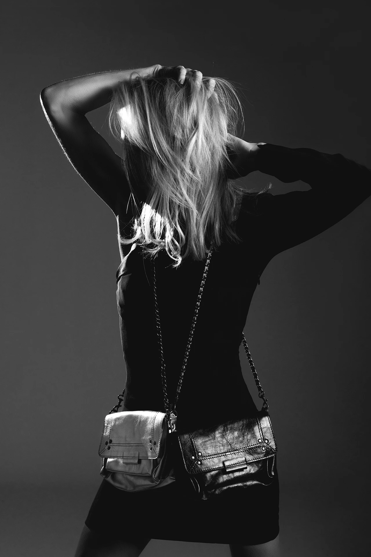 shooting-photo-villeneuve-loubet-11 Shooting photo à Villeneuve Loubet : modèle en robe moulante noire, avec deux sacs à main en bandoulière, un blanc et un noir