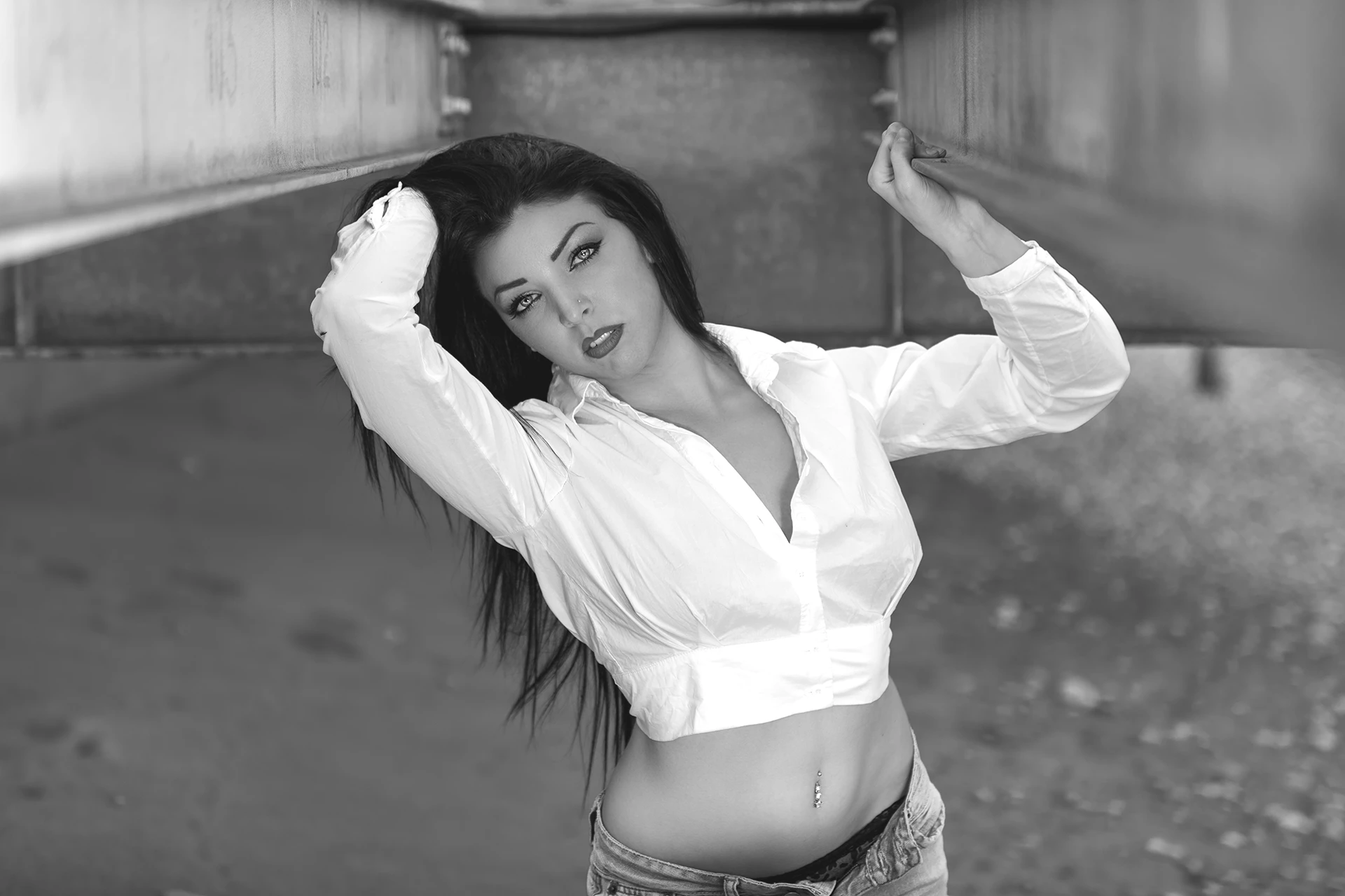 shooting-photo-villeneuve-loubet-13 Shooting photo à Villeneuve Loubet : modèle au regard profond, une main dans ses cheveux, créant une ambiance captivante.