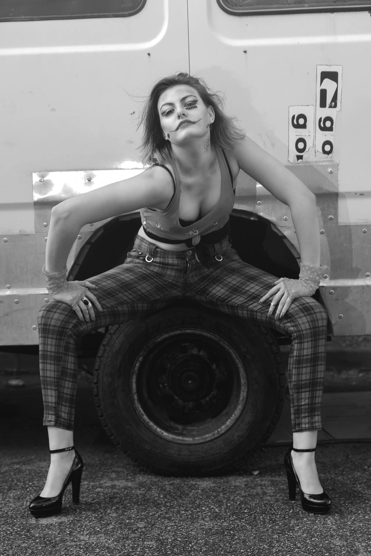 shooting-photo-villeneuve-loubet-thème-Harley-Quinn Shooting photo femme à Villeneuve Loubet et Nice, thème Harley Quinn, assise sur la roue d'un van, avec un look original.