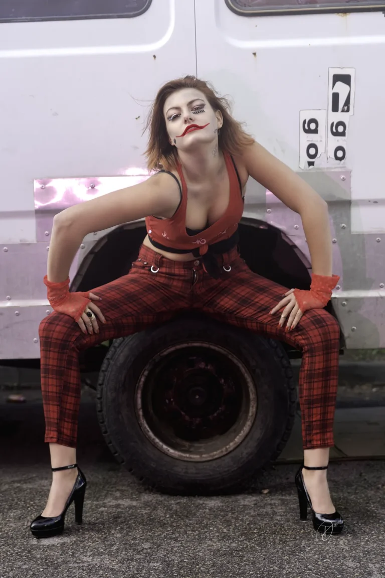 Shooting mode et glamour à thème à Nice et Villeneuve-Loubet, portrait féminin audacieux