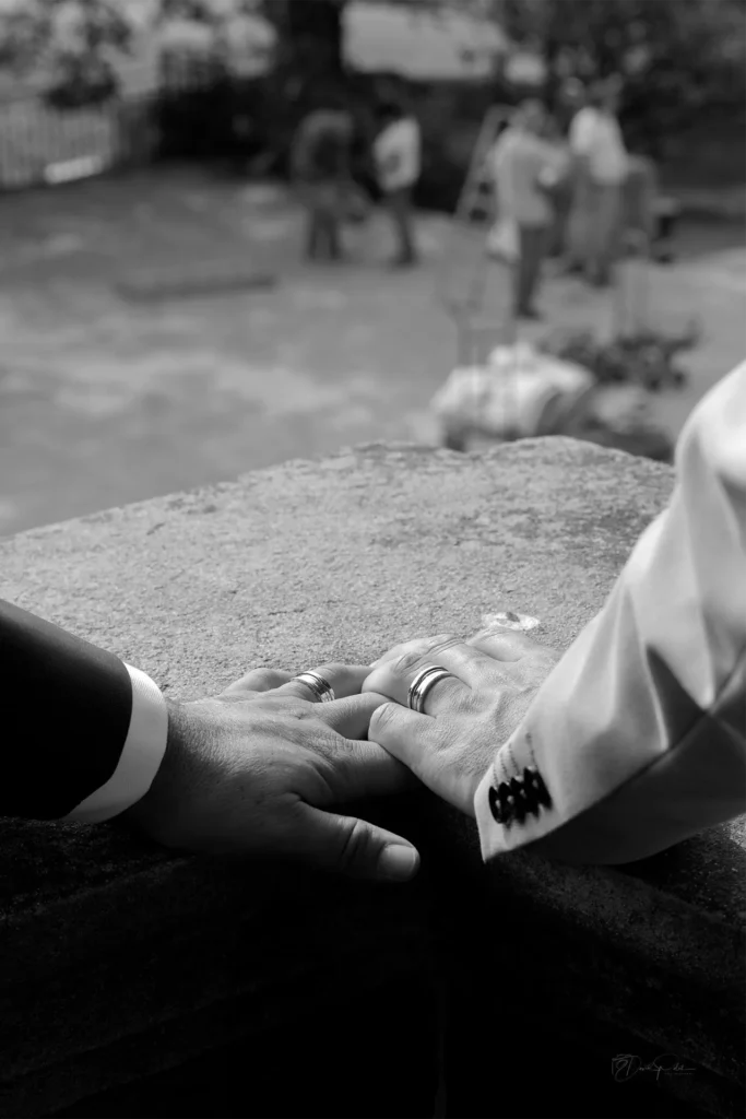 Mains de mariés avec alliances en noir et blanc, photographe mariage Nice
