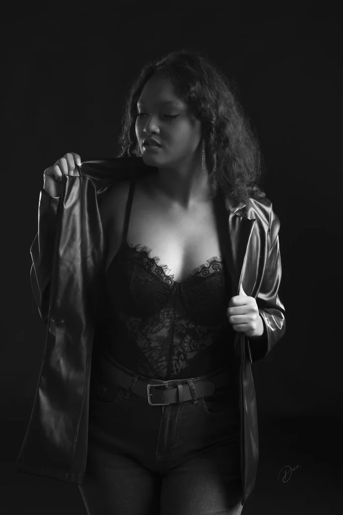 Shooting mode et glamour en noir et blanc à Nice et Villeneuve-Loubet, portrait féminin en clair-obscur