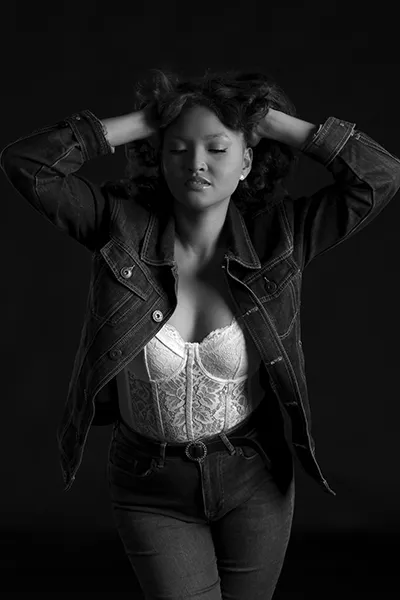 Portrait mode femme en studio, photographie noir et blanc élégante, shooting photo professionnel