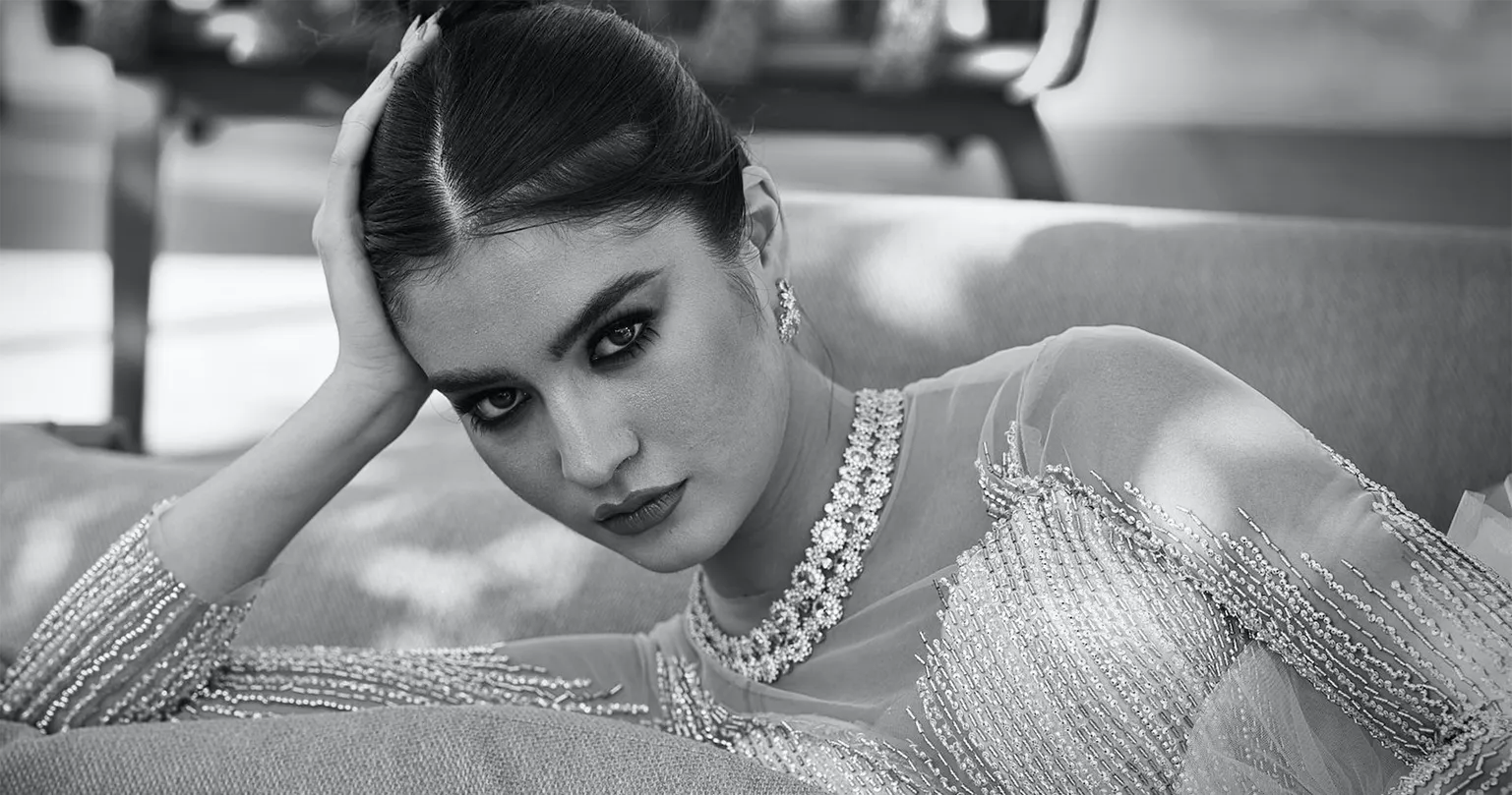 Portrait noir et blanc élégant d’une femme allongée, regard intense, photographe portrait professionnel Côte d’Azur