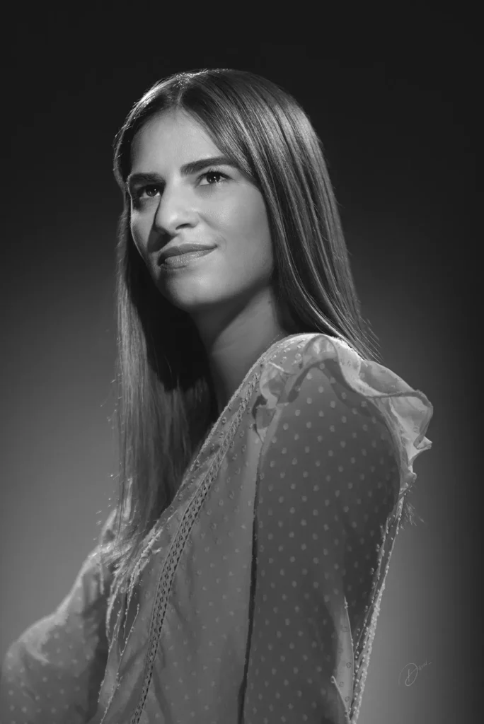 Portrait noir et blanc en studio, femme de profil, lumière douce et fond sombre – photographe de portrait nice